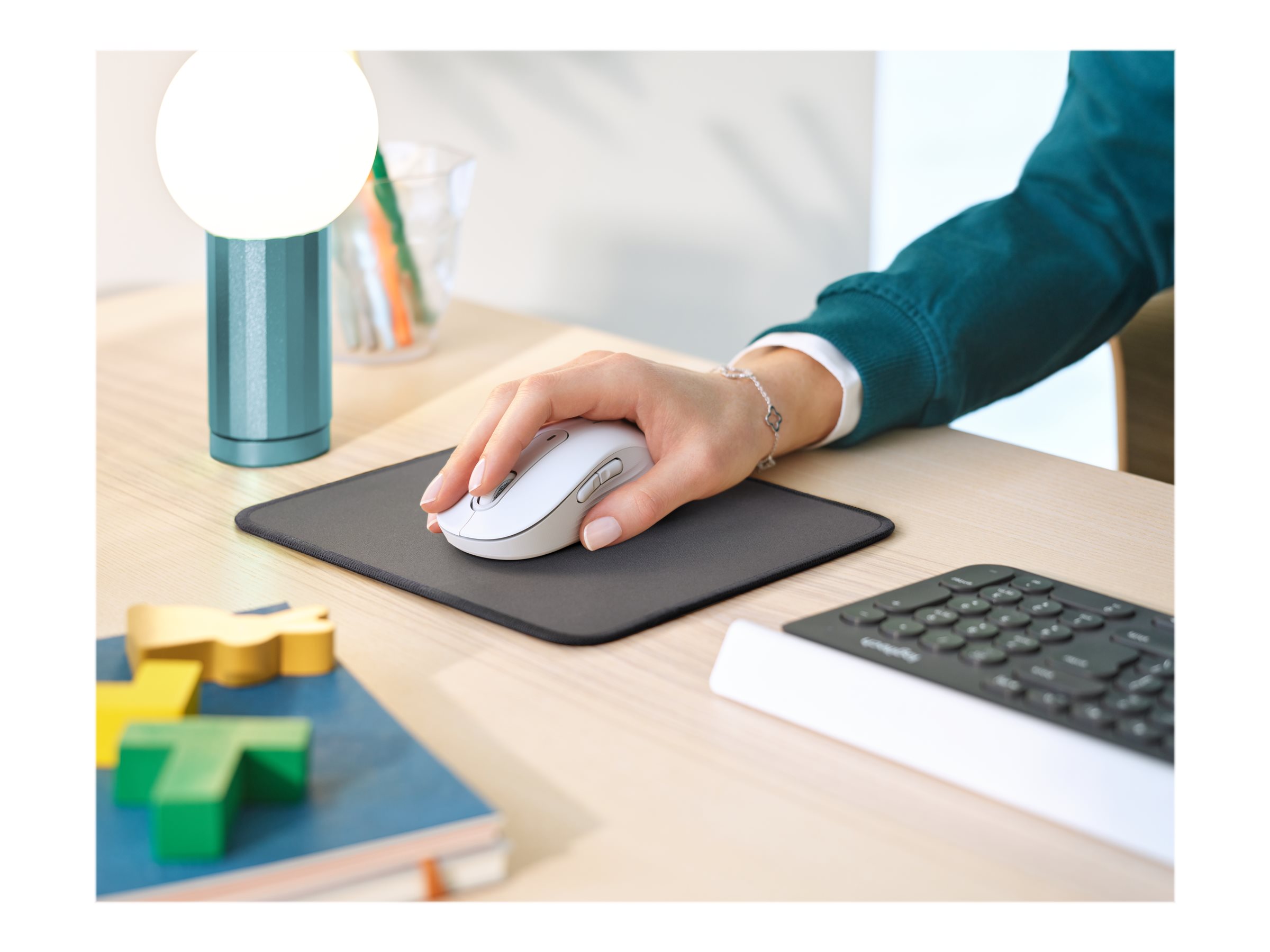 Logitech Studio Series - Alfombrilla de ratón - base de goma antideslizante, fácil deslizamiento, superficie resistente a salpicaduras - grafito