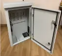 Gabinete para exterior 60x49x25cm, ventilado, con accesorios de montaje en poste y pared, ventilador. Iflux